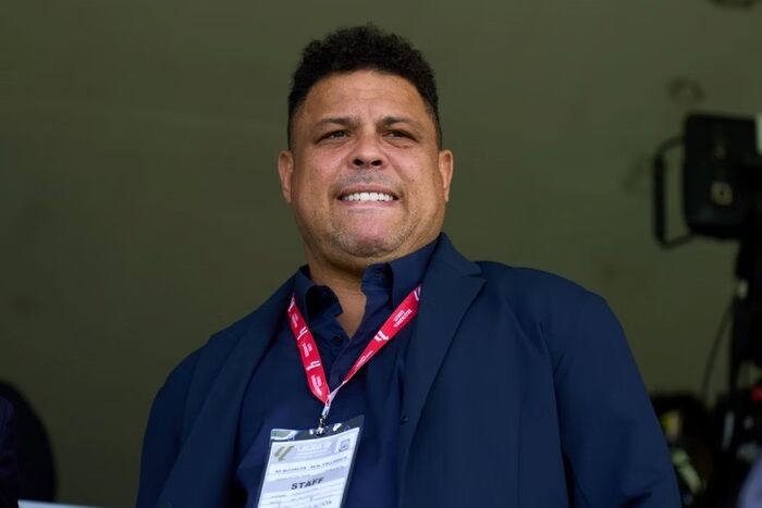 DE DEUS DO FUTEBOL A CAPETA - Vídeo de Ronaldo cambaleando na saída de restaurante viraliza

