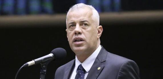 MAIS UM NA GAVETA DE ALCOLUMBRE - Deputado apresenta novo pedido de impeachment de Lula

