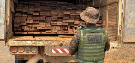ROTA CLANDESTINA - Polícia Ambiental apreende mais de 8m³ de madeira ilegal em Jaru

