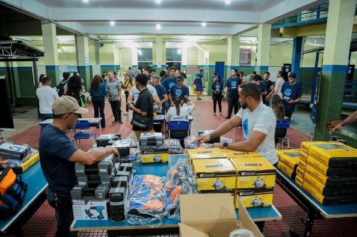 CAPACITAÇÃO PROFISSIONAL GRATUITA - Novos profissionais recebem kit's do governo para construírem a vida
