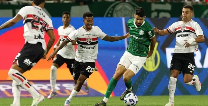 JOGO DURO, VITÓRIA SUADA - Vitor Roque marca, Palmeiras vence São Paulo e vira líder do Brasileirão

