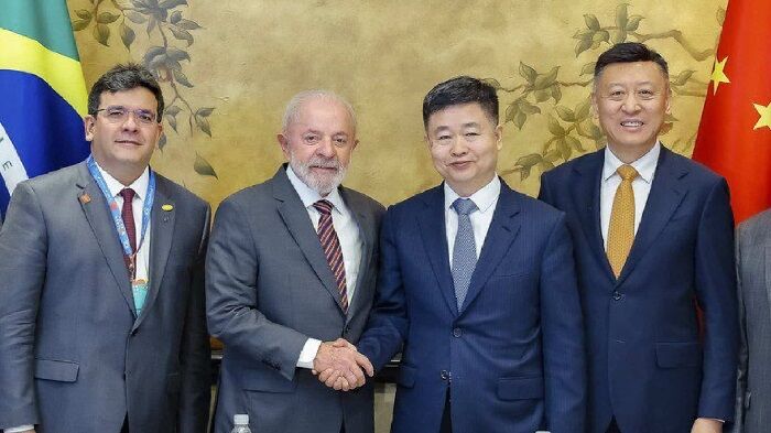 BRASIL NOS BRAÇOS DE DITADORES - Na China, governo Lula anuncia investimento bilionário em carros, semicondutores e mais