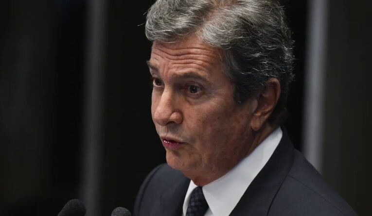 PRESO E AMARRADO - Moraes determina suspensão de passaporte diplomático de Collor