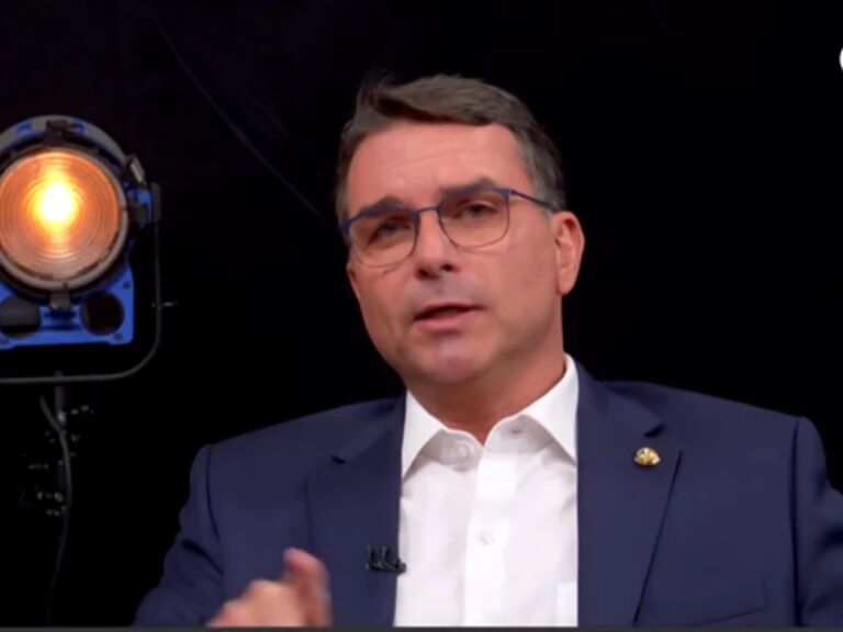 EM DEFESA DA VERDADE - Flávio Bolsonaro questiona lógica de acusação de tentativa de golpe

