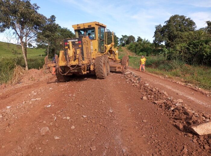 RECUPERAÇÃO DE ESTRADAS - Governo de Rondônia avança com patrolamento em rodovias da Zona da Mata