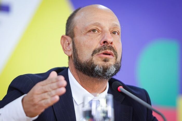 A FARRA DOS LADRÕES - Em meio a crise, presidente do INSS demite 28 funcionários de agências

