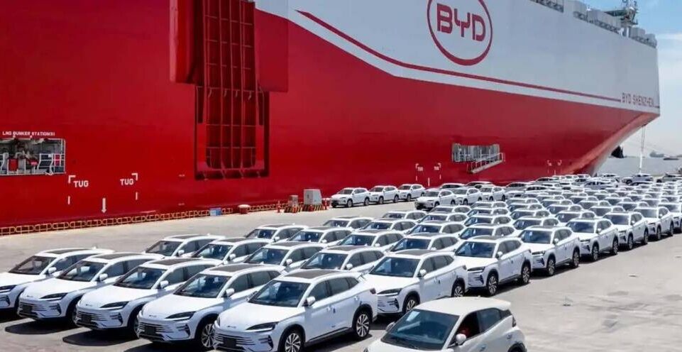 CHINA DESEMBARCA NO BRASIL - Navio da BYD chega a Santa Catarina com mais de 7 mil carros elétricos em operação histórica
