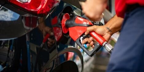 E NA BOMBA, CHEGA? - Petrobras reduz em 5,6% preço da gasolina para distribuidoras

