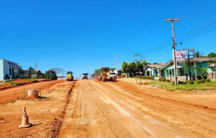 INFRAESTRUTURA URBANA - Obras no perímetro urbano da RO-420, no distrito de Jacinópolis, são intensificadas para receber asfalto novo


