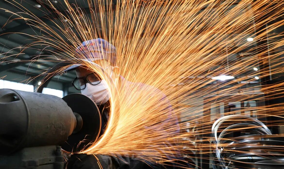 CRESCIMENTO PÍFIO, VERGONHOSO - Produção industrial tem alta de 0,1% de março para abril

