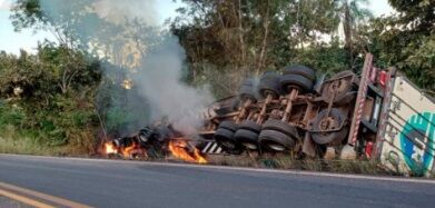SETE VIDAS - Caminhão tomba, pega fogo e motorista escapa com vida