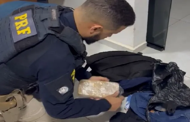 TRAFICANTE AZARENTO - PRF apreende drogas transportadas em táxi e prende suspeito em Porto Velho 
