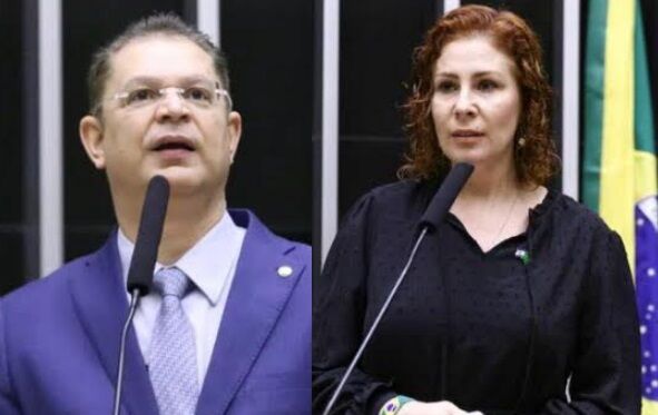 JUSTIÇA DE UM LADO SÓ - Sóstenes Cavalcante se solidariza com Carla Zambelli após ela deixar o Brasil: “Estamos em estado de exceção”

