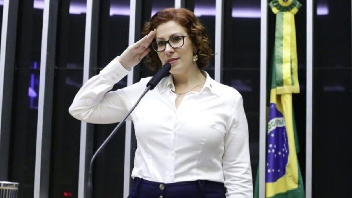 "DENUNCIAREI A ESCALADA AUTORITÁRIA" - Interpol inclui Carla Zambelli na lista vermelha após ordem de Moraes 