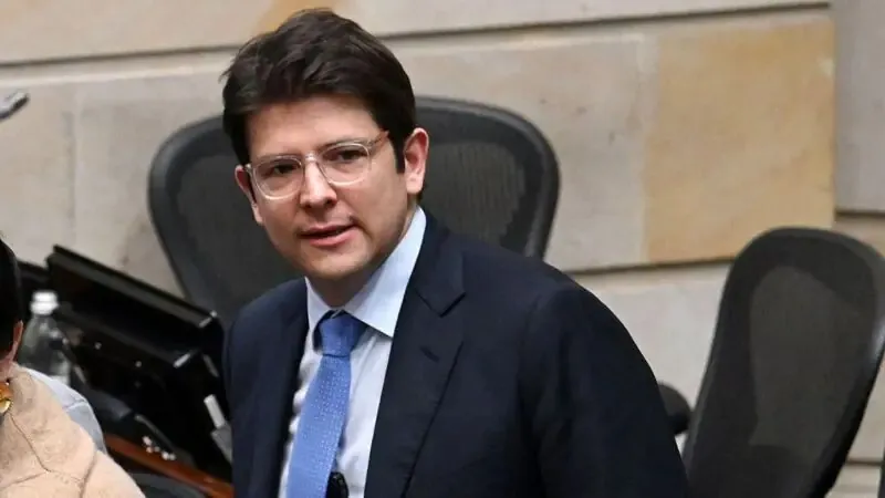 MIGUEL URIBE - Quem é o jovem e popular senador de oposição baleado em ato de campanha à Presidência da Colômbia