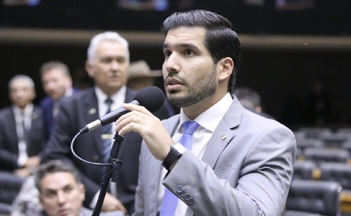 "CHUTE NA CARA DO PRESIDENTE" - André Fernandes confronta Hugo Motta diante da Câmara dos Deputados: ‘Traição e feito de palhaço’

