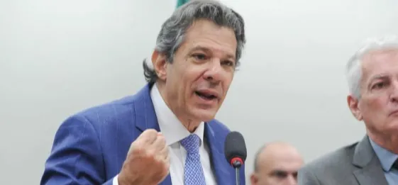 GROSSEIRO E INCOMPETENTE - Fernando Haddad deixa comissão na Câmara aos gritos de “fujão”

