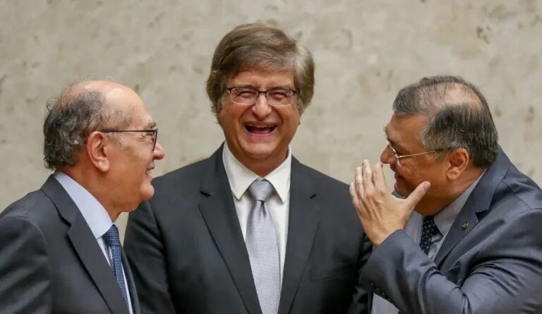 CONLUIO DE INIMIGOS DA DEMOCRACIA - Ex-ministro de Bolsonaro é alvo da PGR e PF por suspeita de ajudar Mauro Cid a deixar o país 