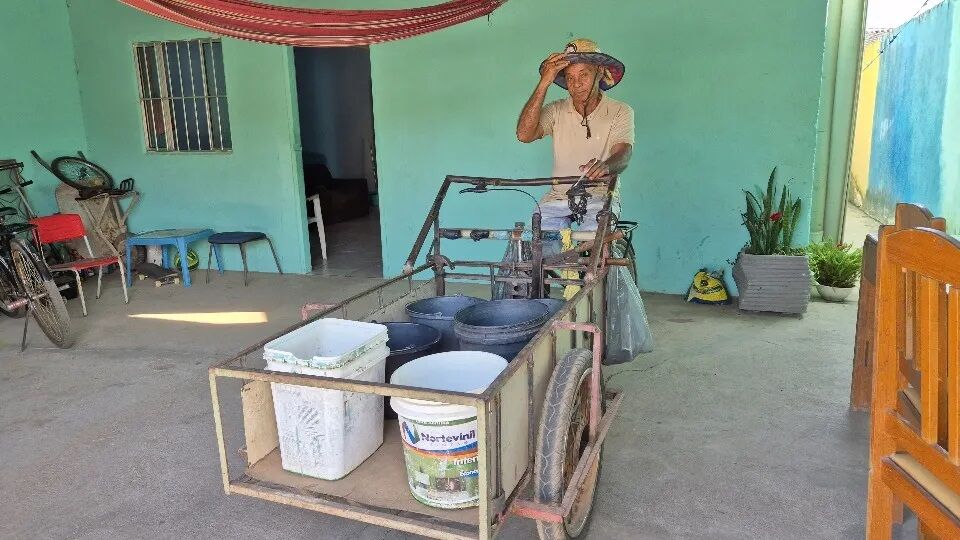 Morador de 75 anos enfrenta sol quente com baldes por faltar água no Tiradentes, em Porto Velho