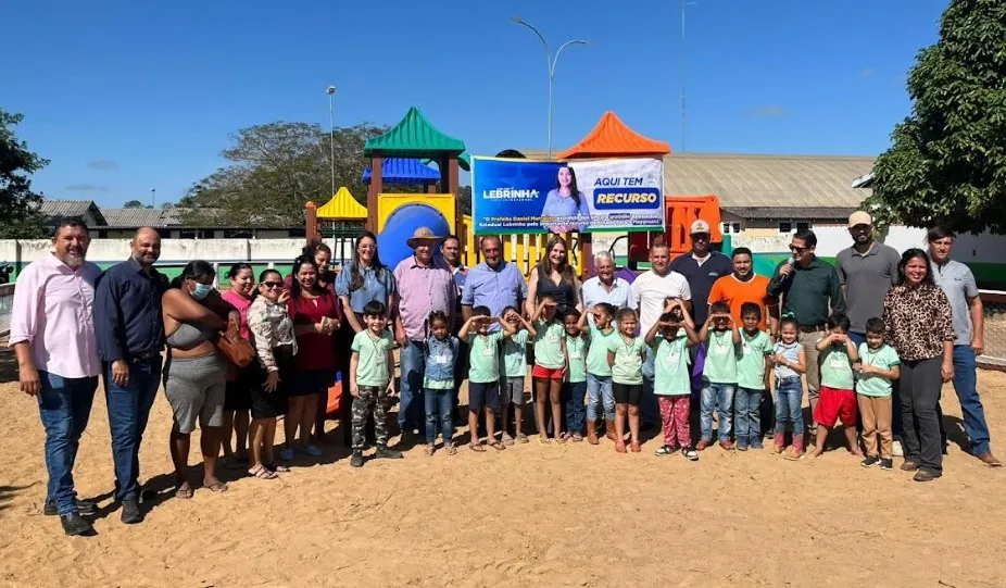 CABULANDO VOTOS LONGE DE CASA - Deputada entrega playground e R$ 400 mil para a saúde em Cacaulândia

