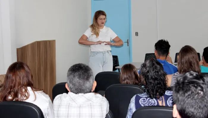 PRONTOS PARA O TRABALHO - Servidores municipais concluintes do curso de Língua Brasileira de Sinais recebem certificados

