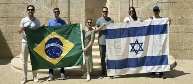 FUGA E TENSÃO MÁXIMA - Grupo de políticos brasileiros chega à Arábia Saudita após deixar Israel em meio a tensões com Irã