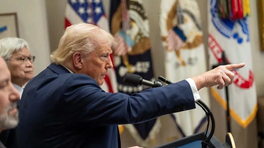 ALVO FÁCIL - Trump sobre líder supremo do Irã: "Nós não vamos matá-lo por enquanto"