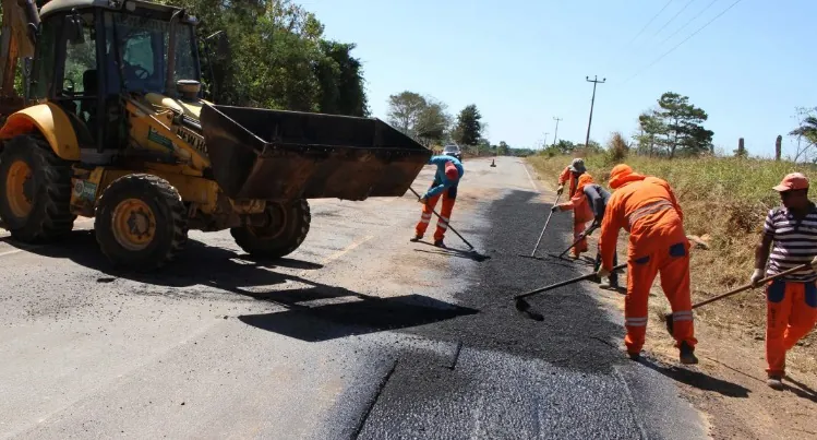 SERVIÇO MEIA BOCA - Operação Tapa-Buraco em Colorado do Oeste é iniciada com apoio do deputado Luizinho Goebel

