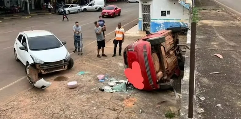 CAIU DA RAMPA - Acidente inusitado em Rolim de Moura: carro despenca de rampa e cai sobre veículo estacionado
