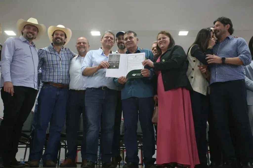 NÃO BRINCA EM SERVIÇO - SP entrega títulos, máquinas e estradas em pacote de R$ 16 milhões ao agro

 
