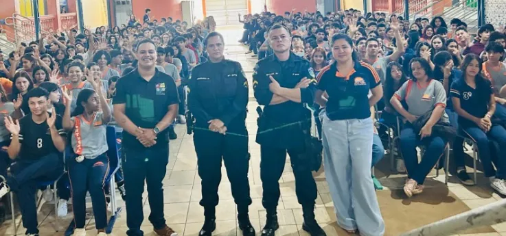 FORMANDO CONSCIÊNCIA PREVENTIVA - Polícia Militar realiza palestra sobre violência escolar e atos infracionais na Escola Simon Bolívar

