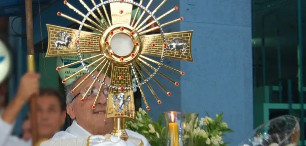 CORPO E O SANGUE DE JESUS - Igreja Católica celebra Corpus Christi com procissão em Porto Velho 