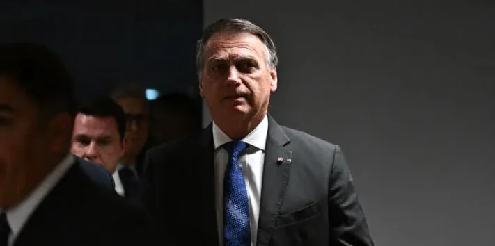 O CALVÁRIO DO MESSIAS - Jair Bolsonaro é internado em Brasília para exames após mal-estar em evento 

