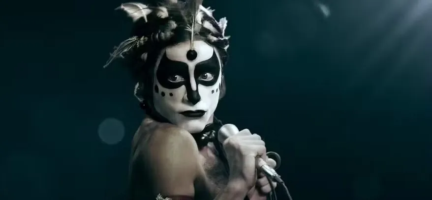 JÁ ESTÁ DISPONÍVEL - Cinebiografia de Ney Matogrosso na Netflix é um dos melhores filmes do ano - Por Marcos Souza
