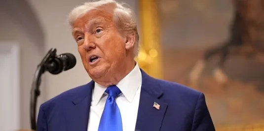 EUA DESTROEM USINAS DE BOMBAS ATÔMICAS - Trump anuncia ataque a três instalações nucleares do Irã

