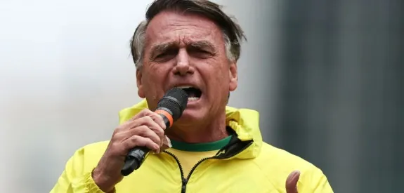 ATO CONFIRMADO, CONVITE MANTIDO - Ao som de “volta, capitão”, Bolsonaro convoca para ato dia 29

