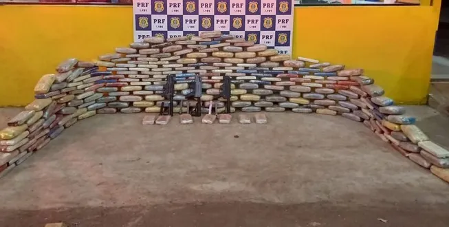 GRANDE APREENSÃO NA BR-364 - PRF apreende 260 kg de drogas e armas em caminhão em Pimenta Bueno (RO)
