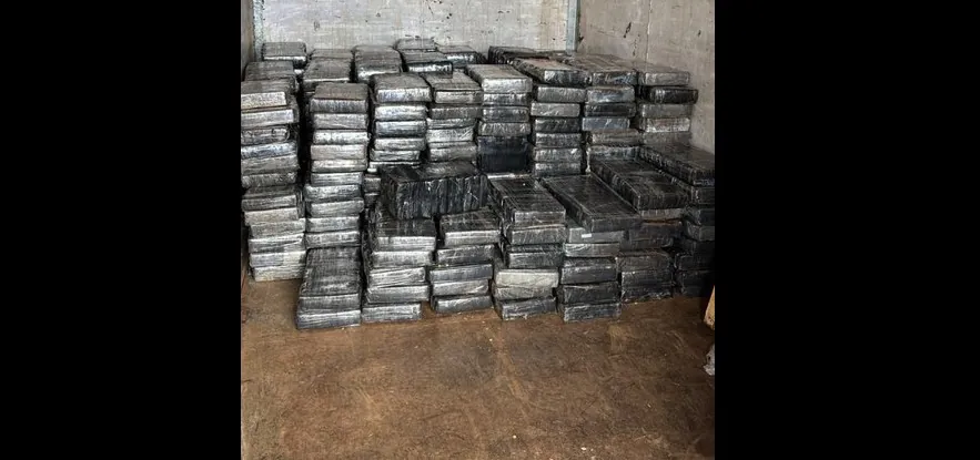 OPERAÇÃO ESTRATÉGICA - Polícia Federal apreende 3,4 toneladas de drogas em caminhão na Rodovia Raposo Tavares, em Cotia (SP)

