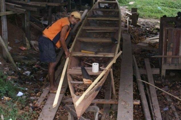MONTEZUMA CRUZ - Rio Juruá é uma extensa "estrada aquática" onde só o motor de rabeta salva canoas