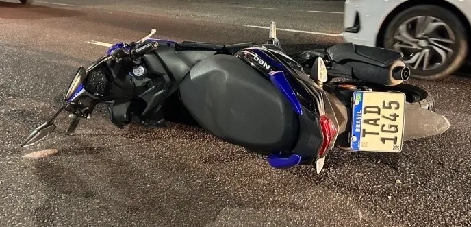 TRAGÉDIA NO TRÂNSITO - Grávida e bebê morrem em trágico acidente de moto ao cair em buraco na pista; veja vídeo