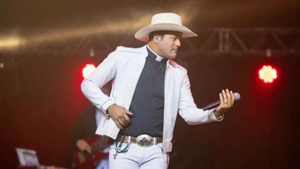 RELIGIÃO ESPETACULAR - Quem é o 'padre sertanejo' que vai faturar quase R$ 1 milhão no São João
  
