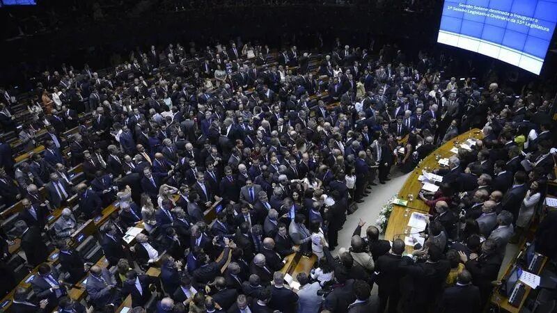 SEM CONSULTAR A NAÇÃO - Senado vota aumento no número de deputados: Brasil precisa de mais parlamentares?
  
