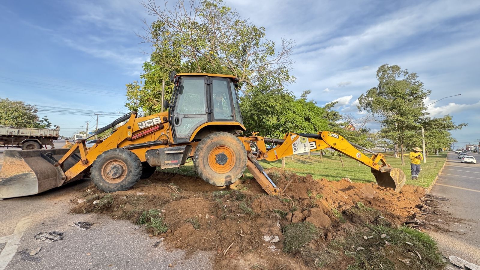 Prefeitura implanta 'mão-inglesa' em ponto de grande incidência de colisões na Avenida Jorge Teixeira