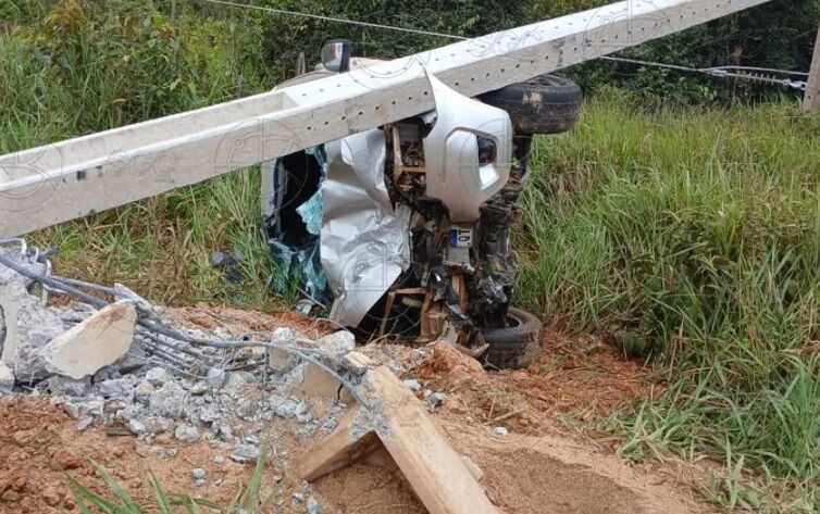 ACIDENTE - Caminhonete capota e bate em poste perto do presídio Aruana