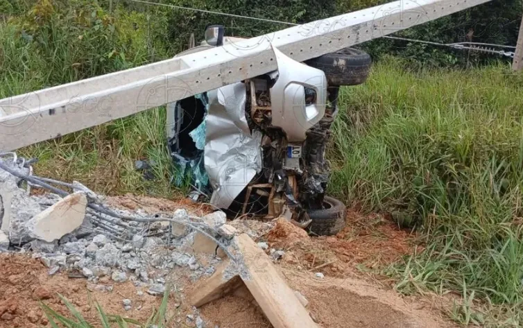ACIDENTE - Caminhonete capota e bate em poste perto do presídio Aruana