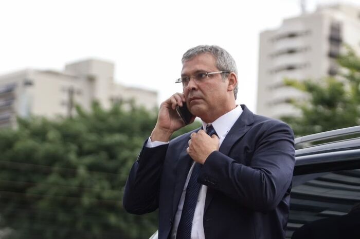 APÓS DERROTA - Lindbergh ameaça o centrão: "Quem quer jogar o papel de oposição tem que sair"
