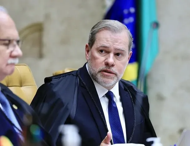 DURANTE O VOTO - Dias Toffoli chora ao ler voto que decidiu pela regulação das redes
