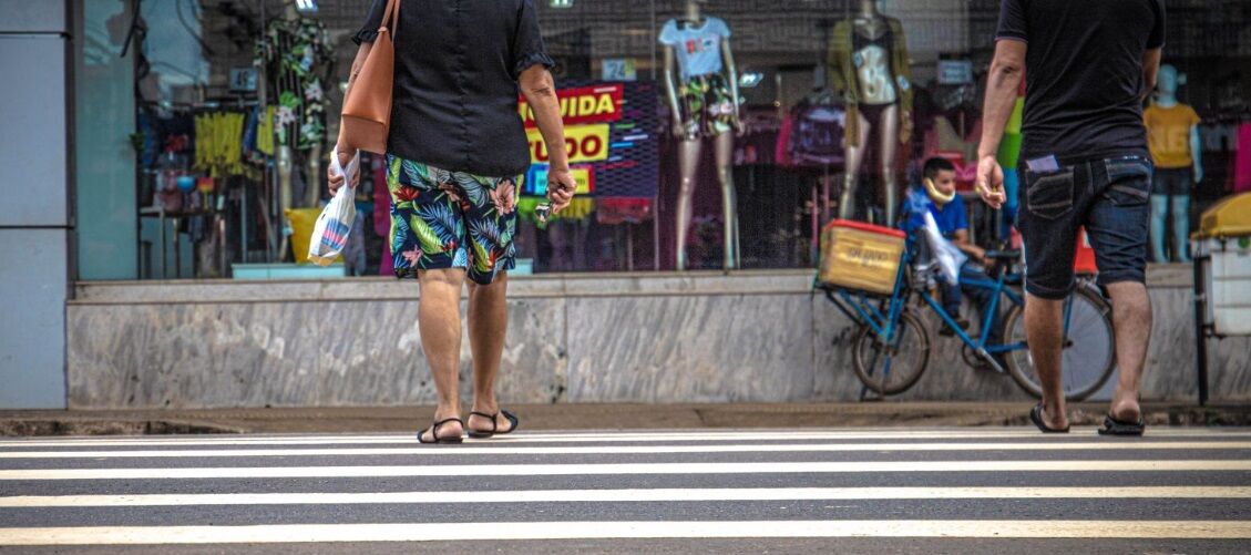 Estacionar sobre a faixa de pedestres é infração grave e coloca vidas em risco