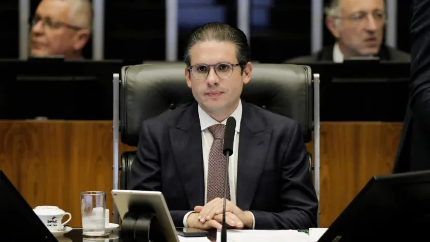VENTO MUDA DE RUMO - “Quem alimenta o ‘nós contra eles’ governa contra todos”, diz Hugo Motta em resposta ao governo federal 
