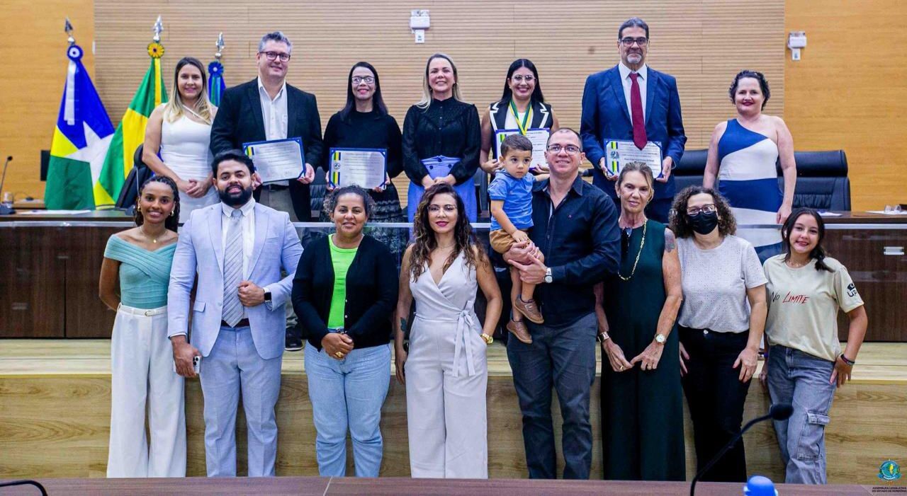 RECONHECIMENTO - Deputada Cláudia de Jesus homenageia hematologistas e reforça a importância do SUS